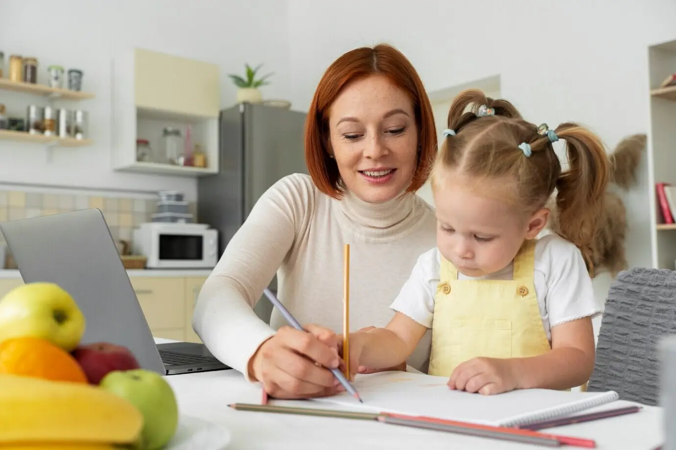Halbnahe Aufnahme einer lächelnden Frau, die einem Mädchen hilft.